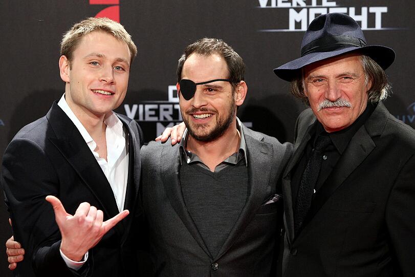 Auch mit dabei: Max Riemelt (l.) und Rade Serbedzija.