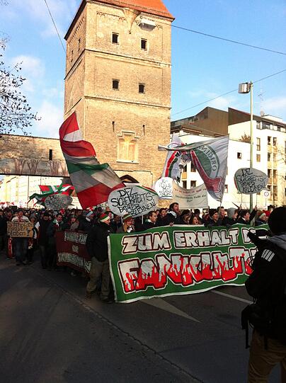 Bilder von der Demonstration in Augsburg gegen das neue DFL Sicherheitspapier, über das am 12.12 verhandelt werden soll.