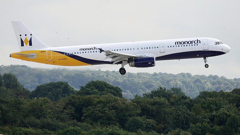 Eine Maschine der britischen Fluggesellschaft Monarch Airlines bei der Landung in Manchester.
