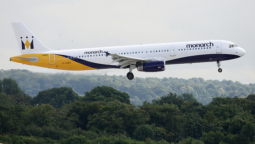 Eine Maschine der britischen Fluggesellschaft Monarch Airlines bei der Landung in Manchester. Eine Maschine der britischen Fluggesellschaft Monarch Airlines bei der Landung in Manchester.