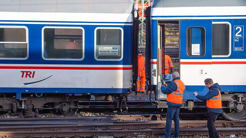 Gleisarbeiter machten Fotos von dem entgleisten Personenwaggon.