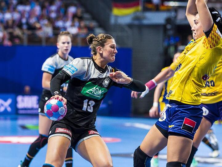 Erfolgreichste DHB-Werferin gegen Rumänien: Julia Behnke (l).