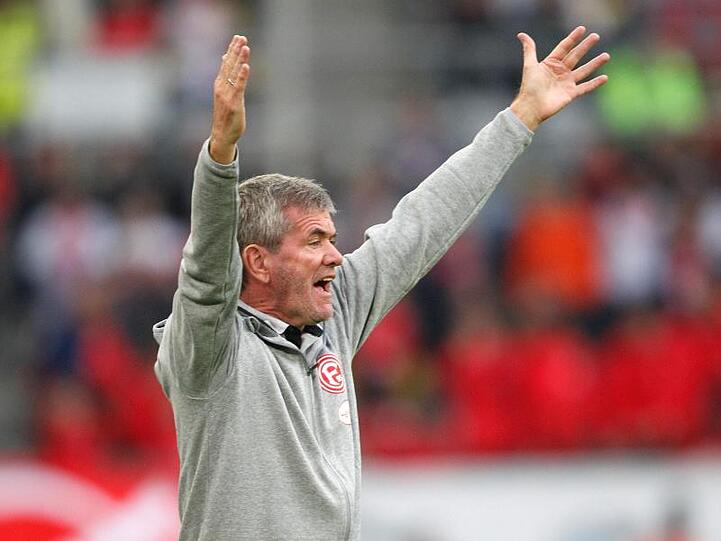 Steht vor seinem 500. Bundesligaspiel: Der Düsseldorfer Trainer Friedhelm Funkel gestikuliert.