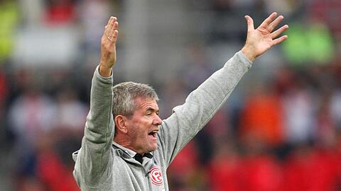 Steht vor seinem 500. Bundesligaspiel: Der Düsseldorfer Trainer Friedhelm Funkel gestikuliert.