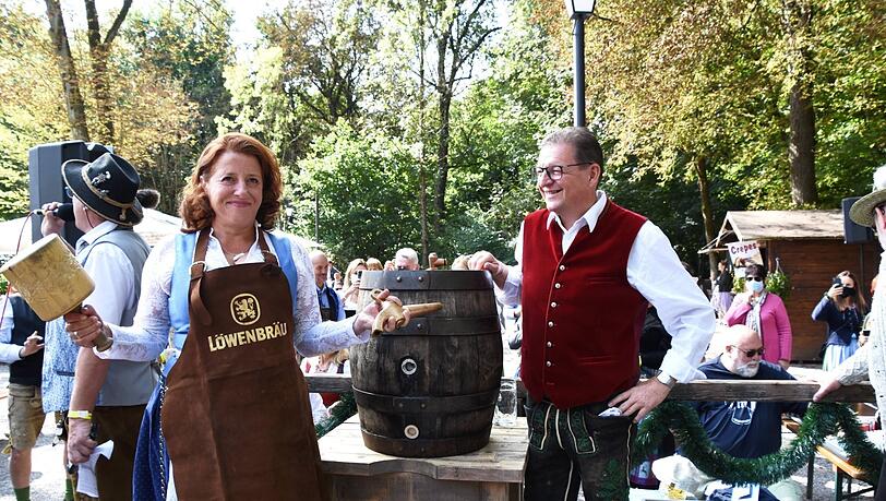 Kabarettistin Luise Kinseher beim "o'zapfen". Kabarettistin Luise Kinseher beim "o'zapfen".