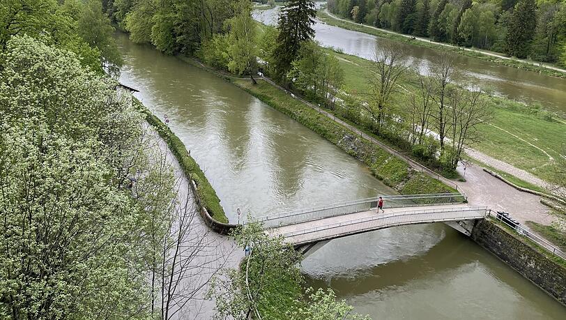 Auf die kleine Kanalbrücke knallt die Sonne, auf die Grünstreifen nicht. Auf die kleine Kanalbrücke knallt die Sonne, auf die Grünstreifen nicht.