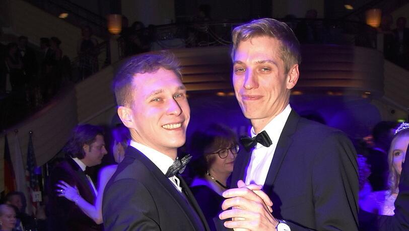 Tanzen auf vielen Hochzeiten: Sebastian Müller und Dominik Krause bei einem Ball im Bayerischen Hof im Februar 2024.