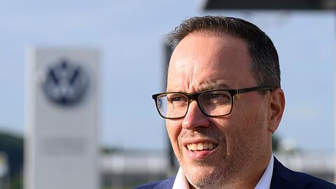 Auch Sachsens Wirtschaftsminister Dirk Panter (SPD) hat auf der Betriebsversammlung zu den Besch&auml;ftigten von VW in Zwickau gesprochen.