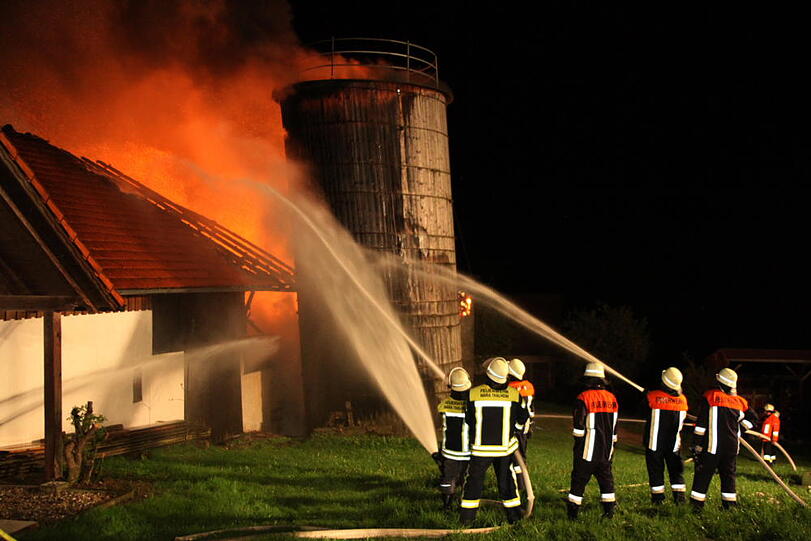 Brand auf einem Bauernhof in Taufkirchen. Die Bilder von den Löscharbeiten