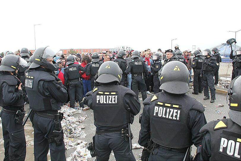 Die Polizei schreitet ein, als beim Spiel gegen Nürnberg Bayern-Ultras auf Nürnberg-Fans losgehen.