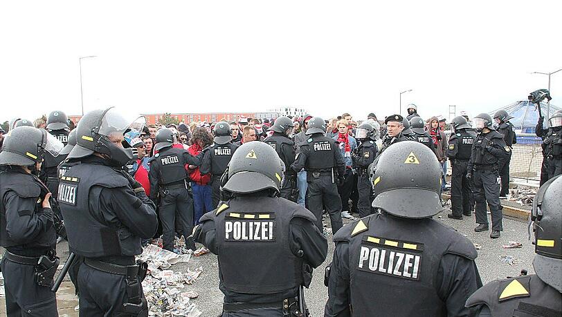 Die Polizei schreitet ein, als beim Spiel gegen Nürnberg Bayern-Ultras auf Nürnberg-Fans losgehen. Die Polizei schreitet ein, als beim Spiel gegen Nürnberg Bayern-Ultras auf Nürnberg-Fans losgehen.