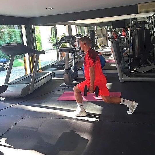 Andere schicken Karten aus den Flitterwochen, dieses Paar postet Sport-Fotos. Bastian Schweinsteiger beim Workout mit Hanteln.