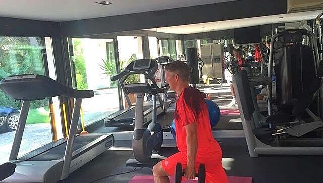 Andere schicken Karten aus den Flitterwochen, dieses Paar postet Sport-Fotos. Bastian Schweinsteiger beim Workout mit Hanteln. Andere schicken Karten aus den Flitterwochen, dieses Paar postet Sport-Fotos. Bastian Schweinsteiger beim Workout mit Hanteln.