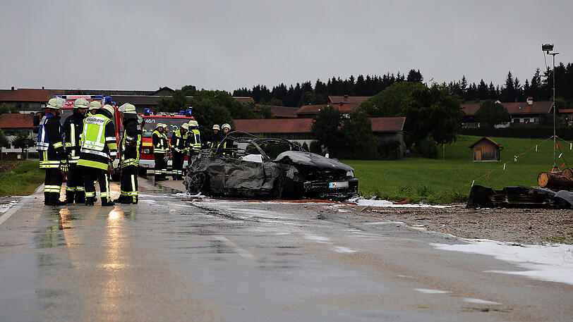 Der BMW-Fahrer krachte gegen den Baumstapel und war vermutlich sofort tot. Die Bilder vom Horror-Crash.