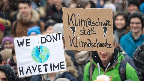 Bei "Fridays for future" demonstrieren Jugendliche für ein besseres Klima.