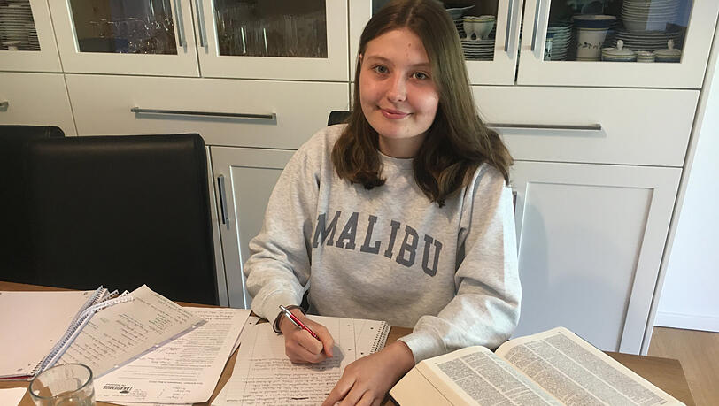Miriam H. (18) bereitet sich bisher zu Hause auf das Abitur vor.