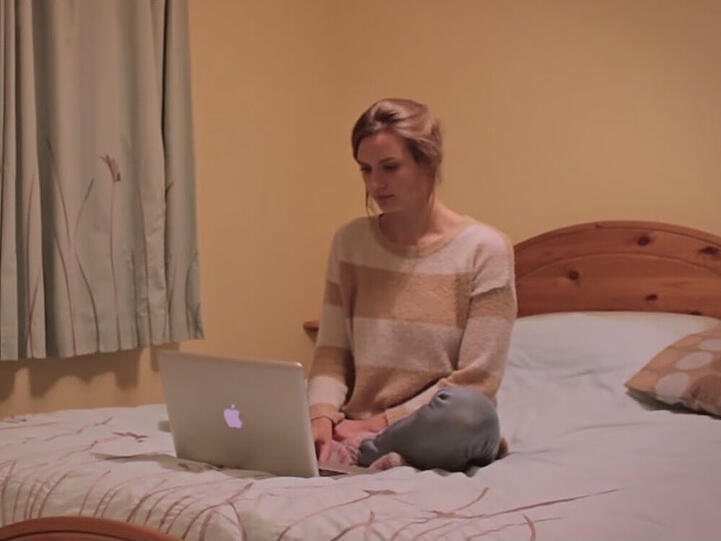 Im Video sitzt ein Mädchen einsam vor dem Laptop