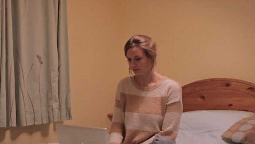 Im Video sitzt ein Mädchen einsam vor dem Laptop Im Video sitzt ein Mädchen einsam vor dem Laptop