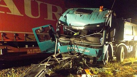 Der Lkw-Fahrer wurde bei dem Unfall schwer verletzt...