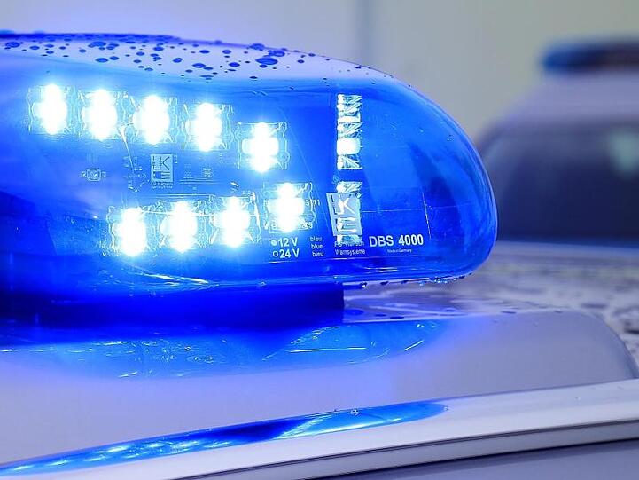 Das Blaulicht eines Streifenwagens der Polizei leuchtet auf. Foto: Jens Wolf/dpa-Zentralbild/dpa/Symbolbild