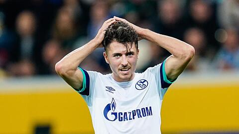Enttäuschung bei Schalkes Alessandro Schöpf nach der Niederlage gegen Hoffenheim.