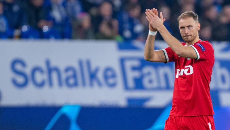 Moskaus Benedikt Höwedes verabschiedet sich von den Schalker Fans. Moskaus Benedikt Höwedes verabschiedet sich von den Schalker Fans.