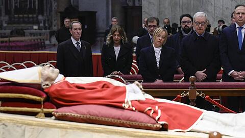 Giorgia Meloni am Sarg von Benedikt XVI.