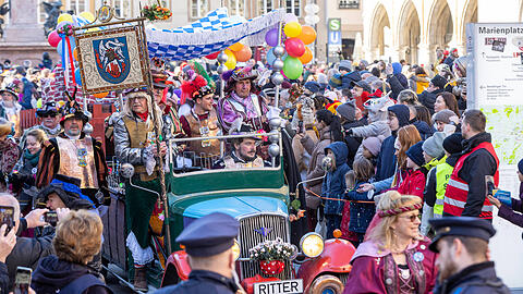 Beste Laune beim Faschingsumzug der Damischen Ritter in der Münchner Innenstadt.