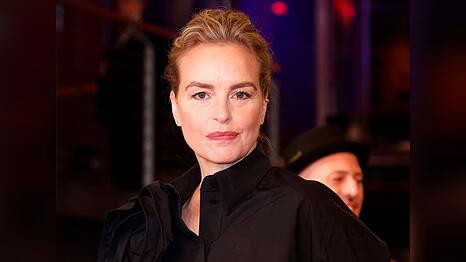 Nina Hoss behandelt in ihrem neuen Film "Zikaden" schwere Themen, aber verleiht ihnen Leichtigkeit.