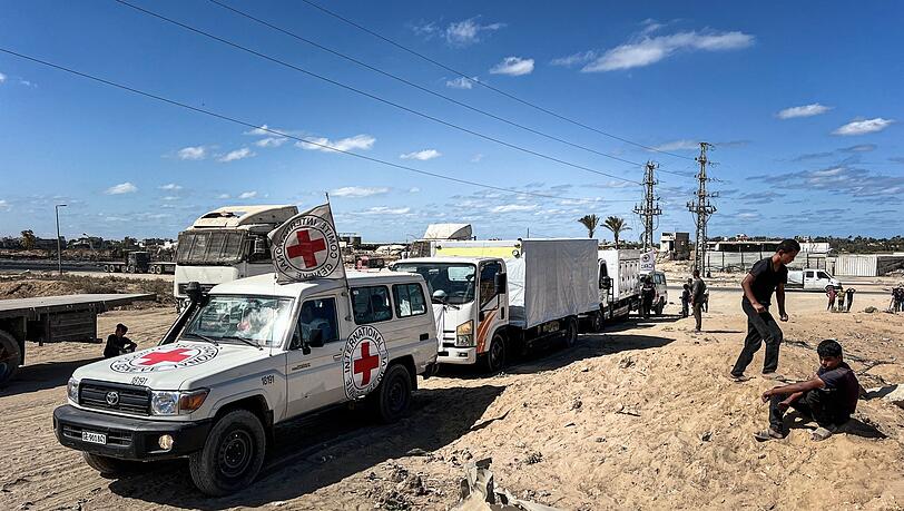 Mitarbeiter des Roten Kreuzes helfen bei Übergabe der Leichen von Geiseln. (Archivbild)