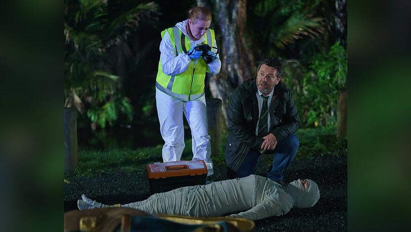 "Brokenwood - Mord in Neuseeland": Chefinspektor Mike Shepherd (Neill Rea) und die Pathologin Gina (Cristina Ionda) begutachten die Mumie.