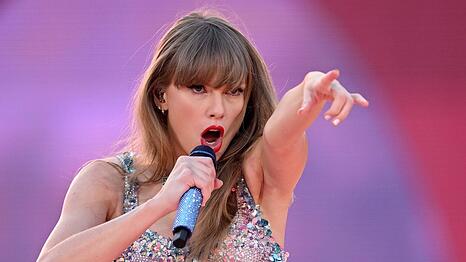 Taylor Swift hat ihre gesprochene Stimme als Marke eintragen lassen, um gegen KI-Fakes vorzugehen.
