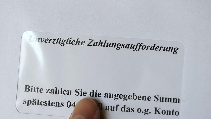 Angesichts gestiegener Lebenshaltungskosten geraten laut Wirtschaftsauskunftei Schufa mehr Menschen unter finanziellen Druck. (Symbolbild)