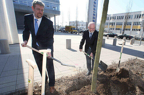Albert Piotrowiak (r.) von der Nürnberger und Ronald Höfler (SÖR) griffen höchstpersönlich zur Schaufel.