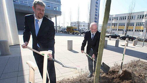 Albert Piotrowiak (r.) von der Nürnberger und Ronald Höfler (SÖR) griffen höchstpersönlich zur Schaufel. Albert Piotrowiak (r.) von der Nürnberger und Ronald Höfler (SÖR) griffen höchstpersönlich zur Schaufel.
