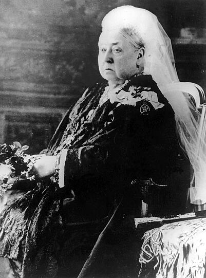 LIEBE ÜBER DEN TOD HINAUS: Die britische Königin Victoria (1819-1901) und ihr deutscher Gemahl Albert von Sachsen-Coburg und Gotha (1819-1861) gelten als größtes Liebespaar des 19. Jahrhunderts. Als er mit nur 42 Jahren an Typhus starb, war sie untröstlich. Jahrelang erschien Victoria nicht mehr in der Öffentlichkeit, fragte vor wichtigen Entscheidungen Alberts Porträt um Rat und schlief 40 Jahre lang nur mit seinem ausgebreiteten Schlafanzug neben sich ein.