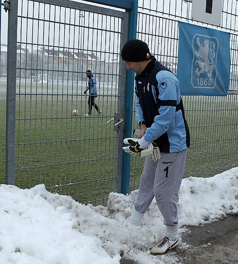 Gabor Kiraly vor einer Herausforderung: Die Tür zum Trainigsplatz ist eingeschneit.