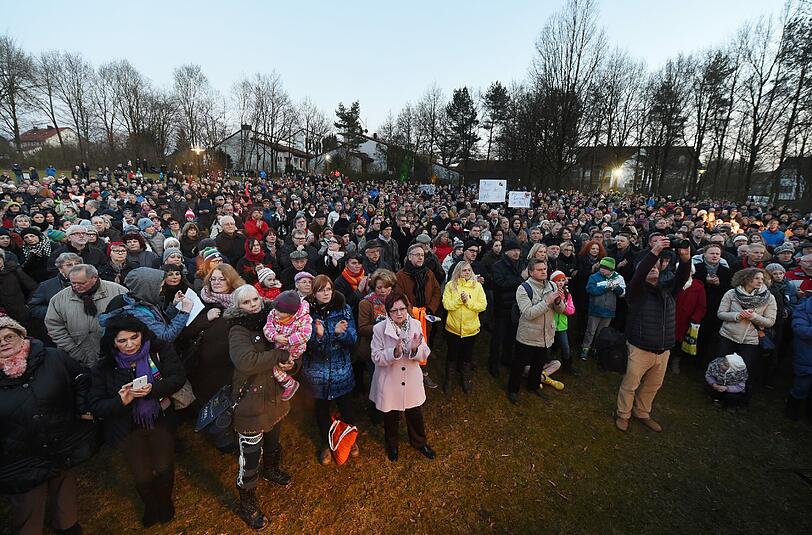 Das Bündnis gegen Rechtsradikalismus im Landkreis Ebersberg veranstaltete eine Solidaritätskundgebung nachdem der aus dem Kongo stammende Gemeinde-Pfarrer nach Morddrohungen zurückgetreten war.