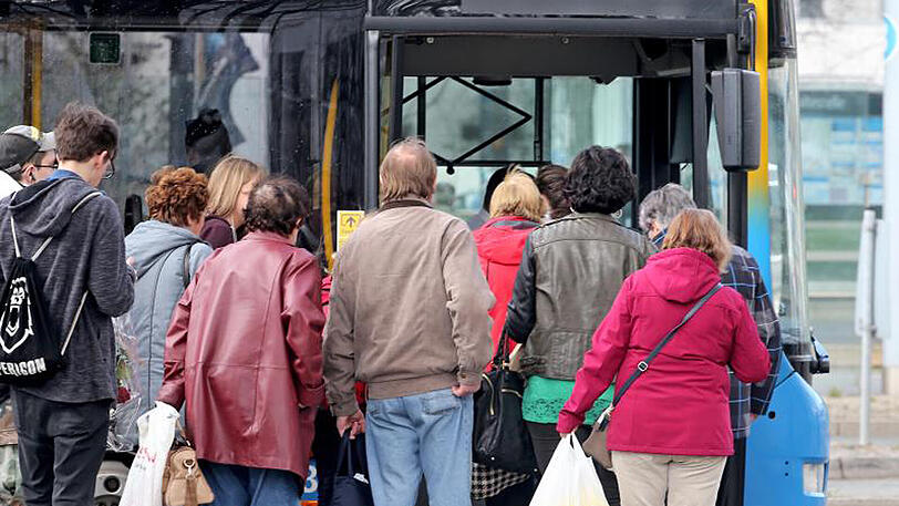 Busse und Bahnen haben 2016 nach Branchenangaben einen weiteren Fahrgastrekord verzeichnet.