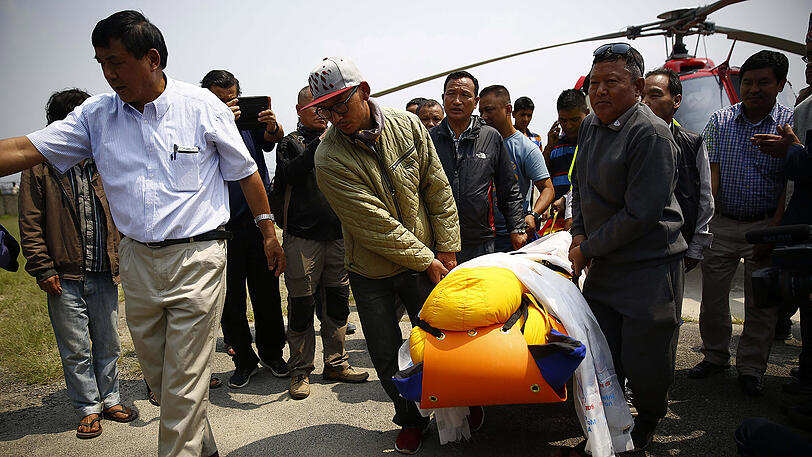 Die Leiche des nepalesesischen Bergsteigers Min Bahadur Sherchan (85) wird in ein Krankenhaus in Kathmandu, Nepal, gebracht.