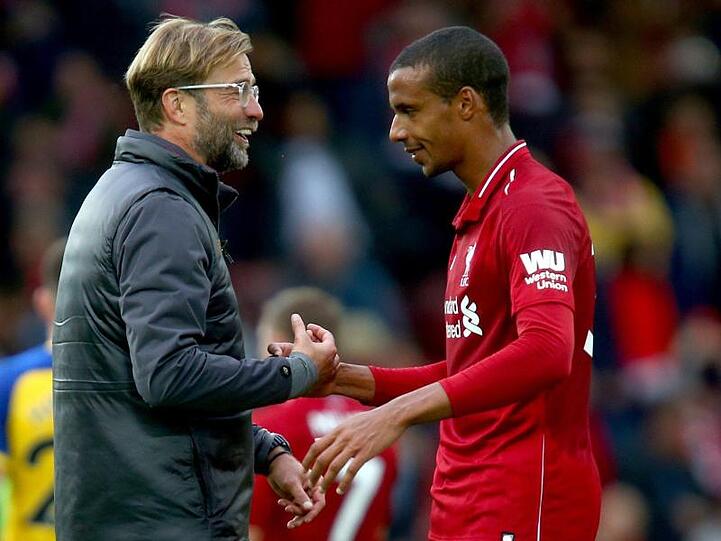 Liverpool Tainer Jürgen Klopp (l) spricht mit seinem Spieler Joel Matip (r) nach dem Schlusspfiff. Foto: Dave Thompson/PA Wire/dpa