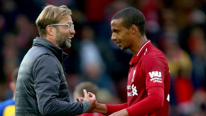Liverpool Tainer Jürgen Klopp (l) spricht mit seinem Spieler Joel Matip (r) nach dem Schlusspfiff. Foto: Dave Thompson/PA Wire/dpa Liverpool Tainer Jürgen Klopp (l) spricht mit seinem Spieler Joel Matip (r) nach dem Schlusspfiff. Foto: Dave Thompson/PA Wire/dpa