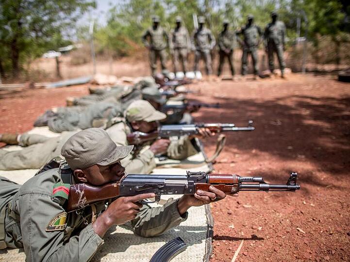 Malische Soldaten werden in Koulikoro, Mali, von UN-Soldaten der Bundeswehr trainiert.