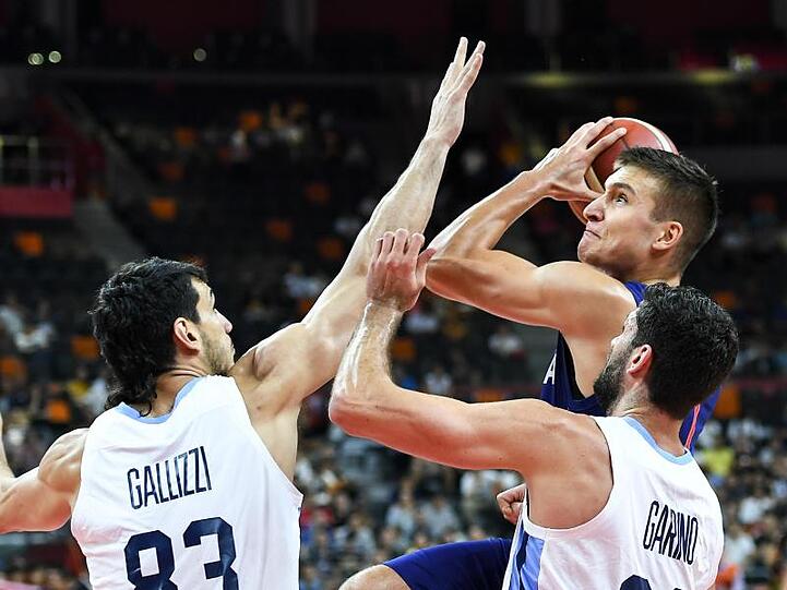 Der Serbe Bogdan Bogdanovic (M.) wird von den Argentiniern Tayavek Gallizzi (l) und Patricio Garino eng verteidigt.