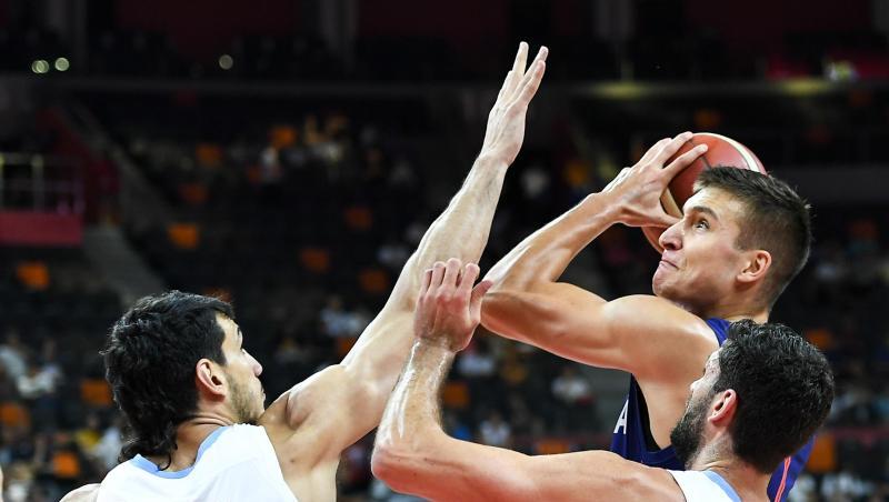 Der Serbe Bogdan Bogdanovic (M.) wird von den Argentiniern Tayavek Gallizzi (l) und Patricio Garino eng verteidigt. Der Serbe Bogdan Bogdanovic (M.) wird von den Argentiniern Tayavek Gallizzi (l) und Patricio Garino eng verteidigt.