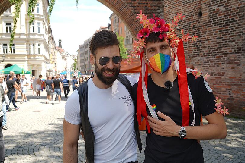 Hendrik (l.) und Stefan genießen ihren Pride-Tag.
