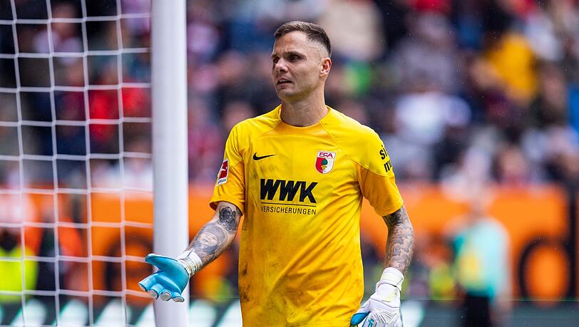 Augsburgs Torwart Rafal Gikiewicz gestikuliert.