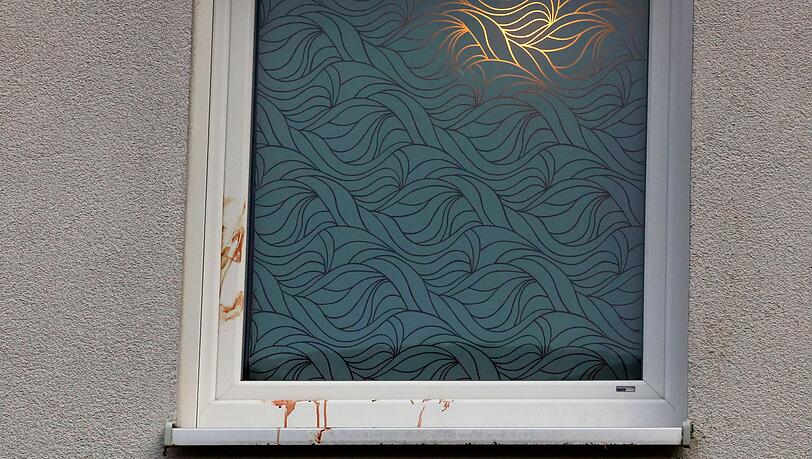 Blutspuren an einem Fenster im 1. Stock des Hauses.