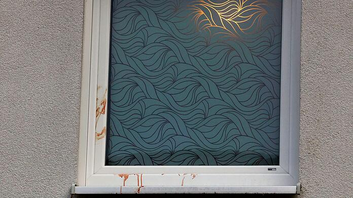 Blutspuren an einem Fenster im 1. Stock des Hauses.