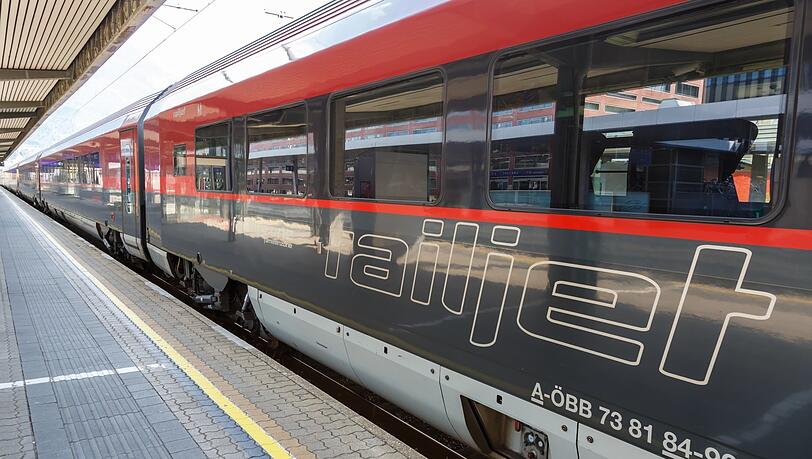 Ein Railjet der ÖBB, wie sie heute schon von München nach Salzburg, Wien und Budapest fahren. Ein Railjet der ÖBB, wie sie heute schon von München nach Salzburg, Wien und Budapest fahren.